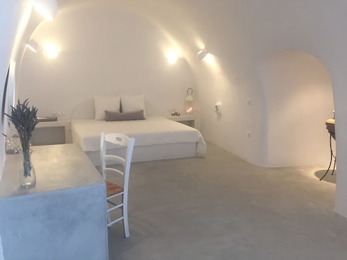Our island oasis  (3000 sq ft of living space) walk to fira! - Santorini