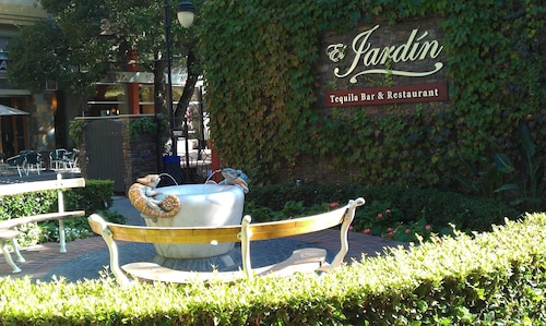 Deluxe condo conveniently located in san jose's upscale santana row neighborhood - San Jose, CA