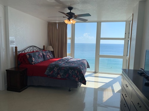Direct ocean front with views of tiki bar, pool & beach 2 bedroom/2bath condo - Sunrise, FL