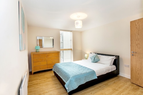 Three bedroom serviced apartment in vizion, central milton keynes - Milton Keynes