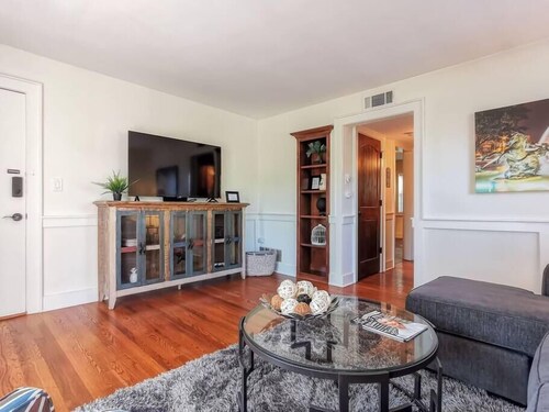 M-3n · beautiful 1bed-west plaza! top notch location! king bed. private balcony - Overland Park
