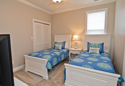 Seaside villas, 3 story, elevator, garage, 4 bedrooms, 3.5 bath. sleeps 8-10 - Atlantic Beach, NC