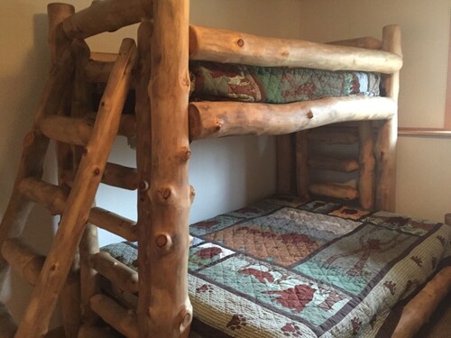 Jennys beautiful lakeside cabin sleep up to 10 people at starved rock resort - Illinois
