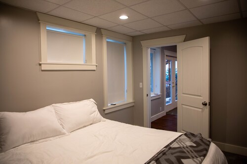 New build downtown moscow private downstairs apartment sleeps 6. - Moscow, ID