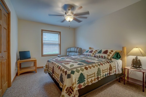 Relax and unwind at the wren's nest in the dells - Lake Delton