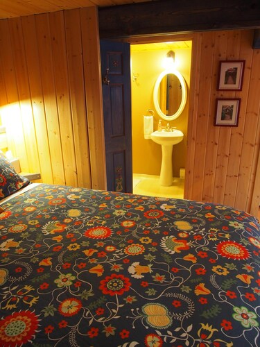 Cozy swedish-style cabin...  our specialty is in the details! - Alaska