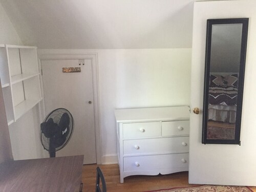 Entire house in quiet residential area close to everything, very clean, non-smoking. - Halifax