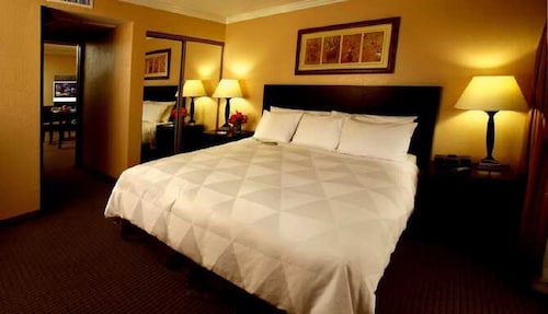 Radisson suites hotel anaheim - buena park, 1 bedroom suite!  book now! - Buena Park
