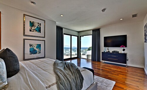 Modern masterpiece in sunset plaza drive with jet-liner city views - Beverly Hills, CA