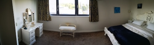 Beautiful and spacious waterfront apartment. - Ipswich