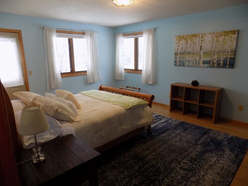 Beautiful 4 bdrm retreat on loon lake with sauna and sand beach! - Cohasset, MN