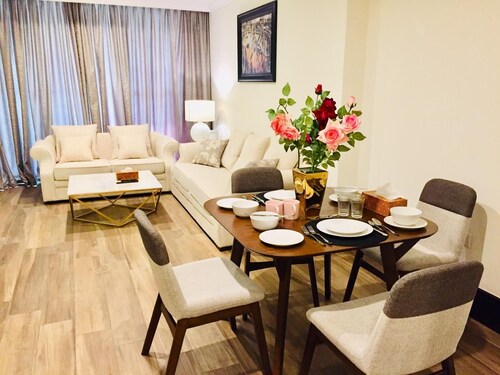 Ein schlafzimmer viva bahriya mit geräumigem wohnzimmer - Doha