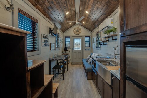 Newly built tiny house near college station and round top area - Caldwell, TX