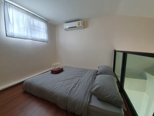 4br townhouse above 7-11, 10mins walk to trains, local food - Thailand