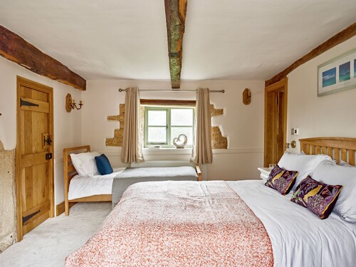 Stunning cotswold retreat - cotswold valley manor - sleeps upto 12 to 16 - Stroud