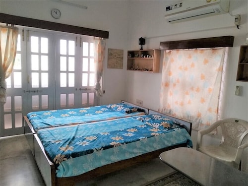 Perfect room with balcony in perfect villa facing open park - Gandhinagar