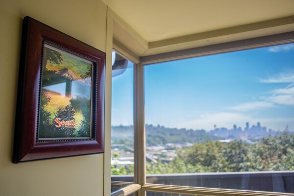 Brand New Listing! 4br Lodge 10 Min. To Downtown And Space Needle, Sleeps 12 - Seattle, WA