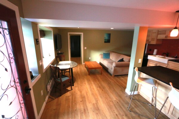 Spacious Private King Suite Steps To Dt Banff - Banff