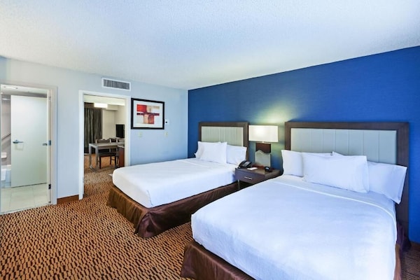 Lodge Like A King In Nice Suites, Texas, With A Free Swimming Pool And Atrium! - Dallas, TX