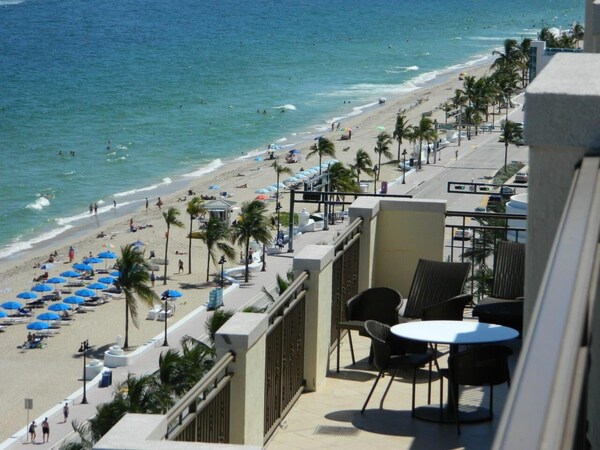Oceanfront Luxury Condo-balcony-kitchenette-5 Stars The Atlantic Resort And Spa - Fort Lauderdale
