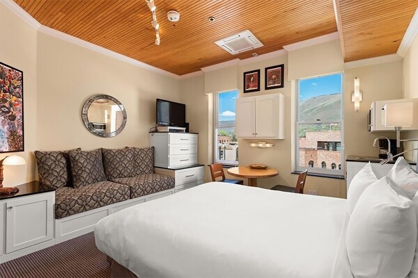 Independence Square 305 | Remodeled, 3rd Floor Hotel Room In Aspen's Best Location - Aspen, CO