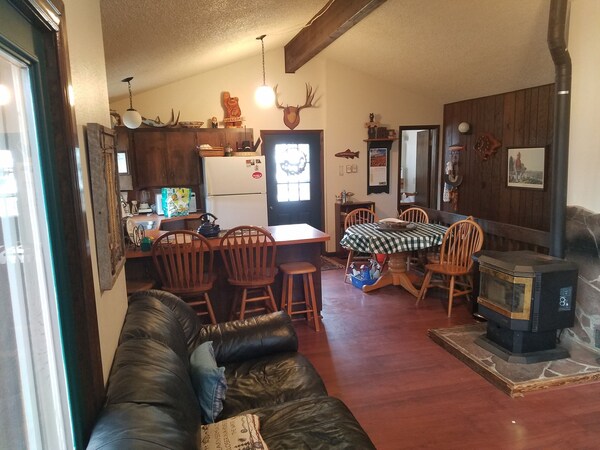 A Wonderful, Secluded 2 Story Cabin, Deck, Fire Pit, Stocked Pond For Fishing. - 