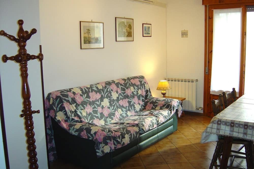 A Spacious Apartment With Covered Car Parking 100m From The Beach - Italy