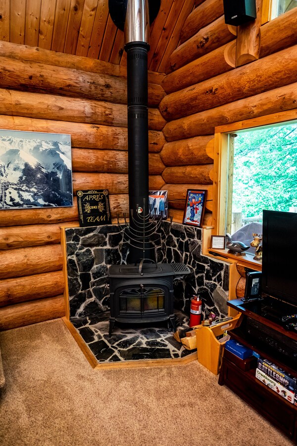 Beautiful Hand Crafted Log Chalet - Great Views - No Cleaning Fee - Alaska