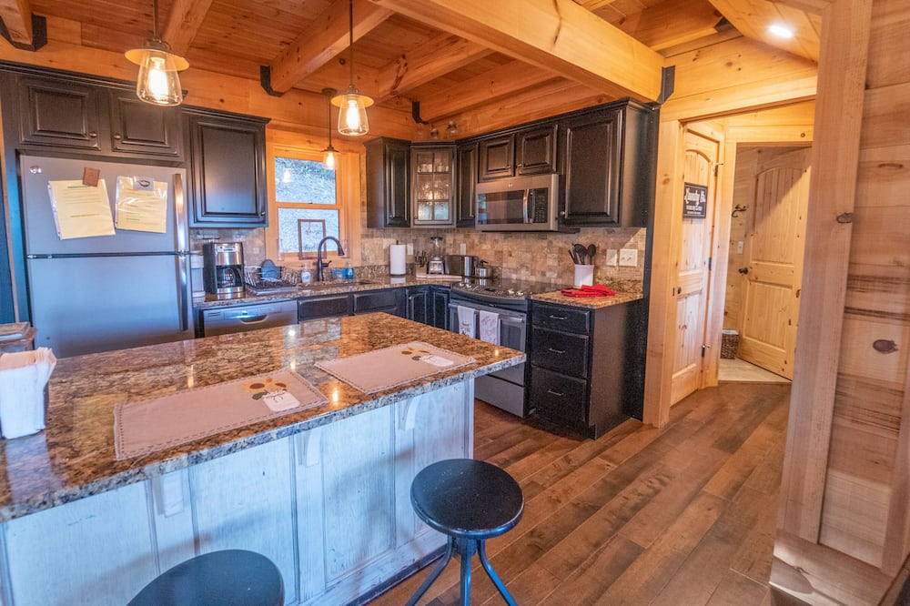 Newly Built, Private, Log Cabin/ Mtn View, Hot Tub & Fire Pit. Family Friendly - South Carolina
