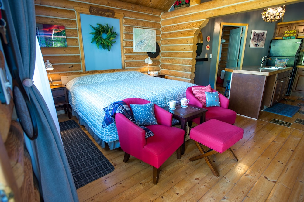 Cozy Log Home King Bed, Full Kitchen, Clawfoot Tub, Full Bathroom, Lawn & Deck! - Alaska