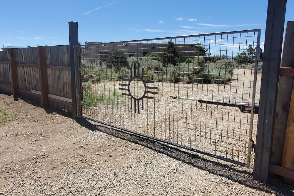Casa De Luz-nm Safe Certified-1.3 Acre Privacy Fenced & Gated Mtn Views Spa Wifi - Taos, NM