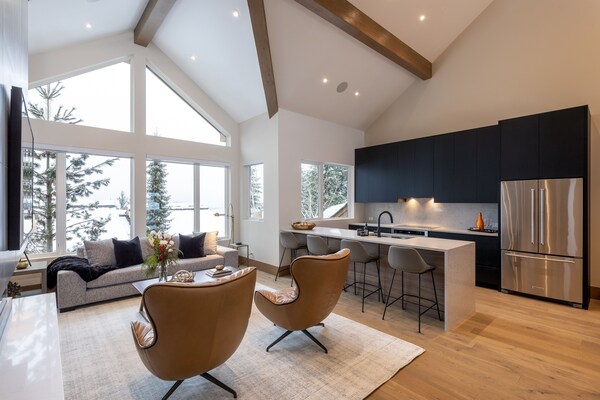 Fully Renovated Luxury Ski-in/ski-out Townhome With Private Hot Tub Hosted By Whistler Ideal - Canada