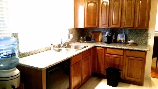 Beautiful 4 Bed  Home , Located 5 Min From Strip, Pool/spa,cabana, Pool Table - Las Vegas, NV