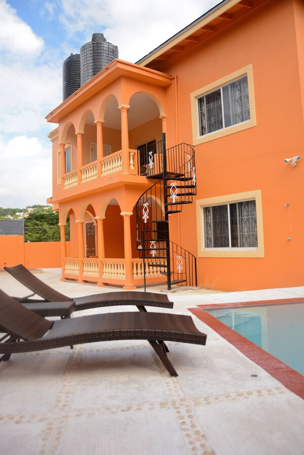 Pines Vacation Rentals- Excellent Location, Minutes From Everything. - Montego Bay