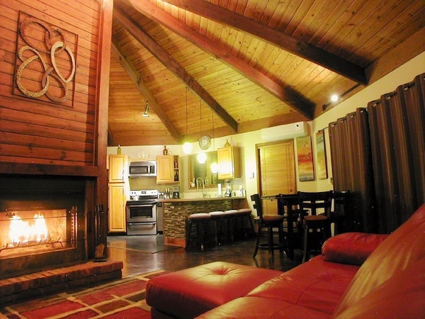 Modern Rustic Mountain House! Pool Table, 5 Tvs, Wifi, Linens/towels,a/c,firepit - Pennsylvania