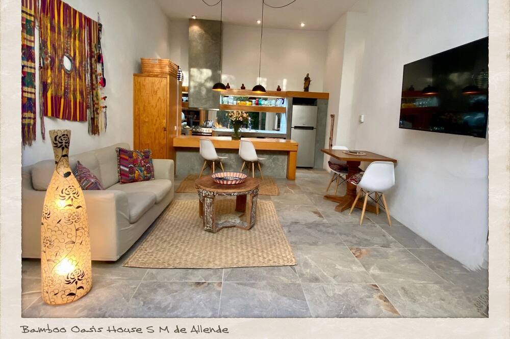 Stylish Oasis With Garage, 5 Star Reviews!  Zona Centro, Secure, Walk To All. - 
