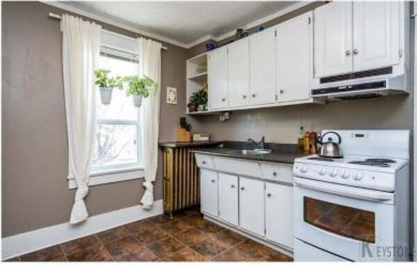 Spacious, Spotless, Central, 3 Bedroom Apartment In Central Wolseley - Winnipeg