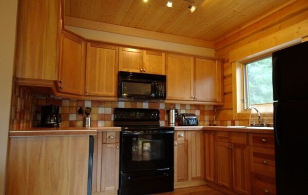 3 Bedroom Luxurious Log Cabin In Golden With Private Hot Tub And Mountain Views - Alberta