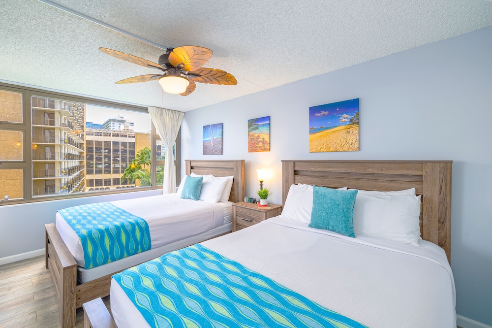 Ocean View Haven: 1 Block To Beach Bliss With Free Parking! - Honolulu, HI