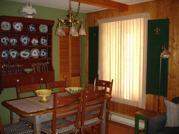 Charming Newly Renovated Condo Decorated With French Canadian Antiques - Mont-Tremblant