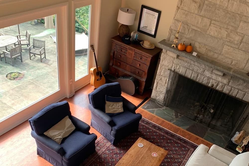 Peaceful Pinewood Retreat 1 Hour From Nyc, Close To Yale, Shu, & Fu! - Connecticut