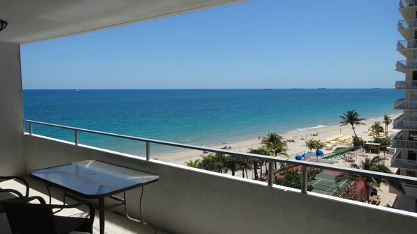 Direct Ocean Front 2 Bedrooms/2bath Huge Balcony Overlooks Pool, Tiki Bar, Beach - Fort Lauderdale