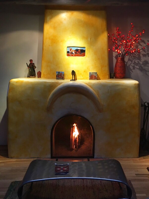 Cozy Casa Carmelita Features A Brilliant Kiva Fireplace, Unique Patio & Hot Tub! - Taos, NM