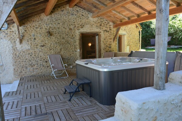 Gîte De Charme Avec Piscine Chauffée Et Jacuzzi Dans Un Calme Absolu - Dordogne
