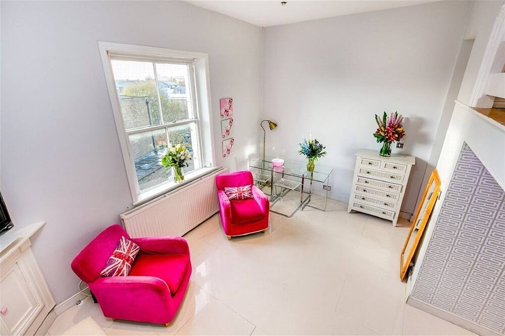 Pink   Palace Studio   In Central London-- A Studio But A Large Modern Studio - London