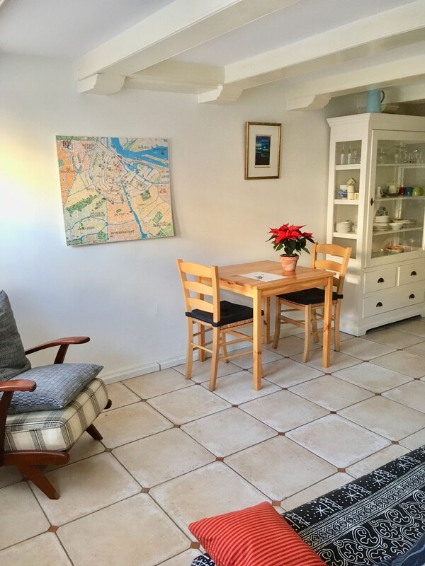Charming Canal-street Level Apt. Private Entrance And Nice Garden, City Centre. - Amsterdam