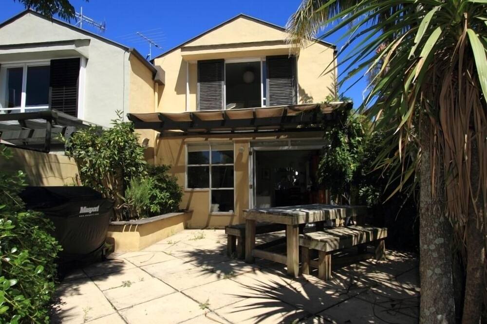 Attractive Character Inner-city Townhouse - Auckland