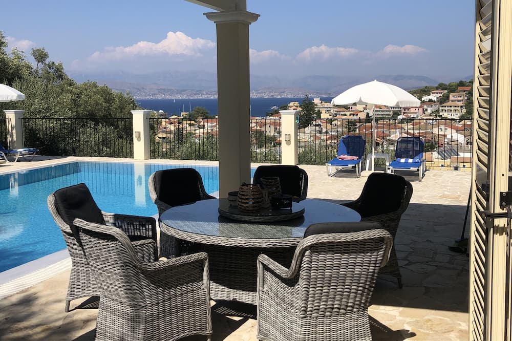 Villa Avec Piscine Privée Et Belles Vues Sur La Mer - à Quelques Pas Du Centre - Grèce
