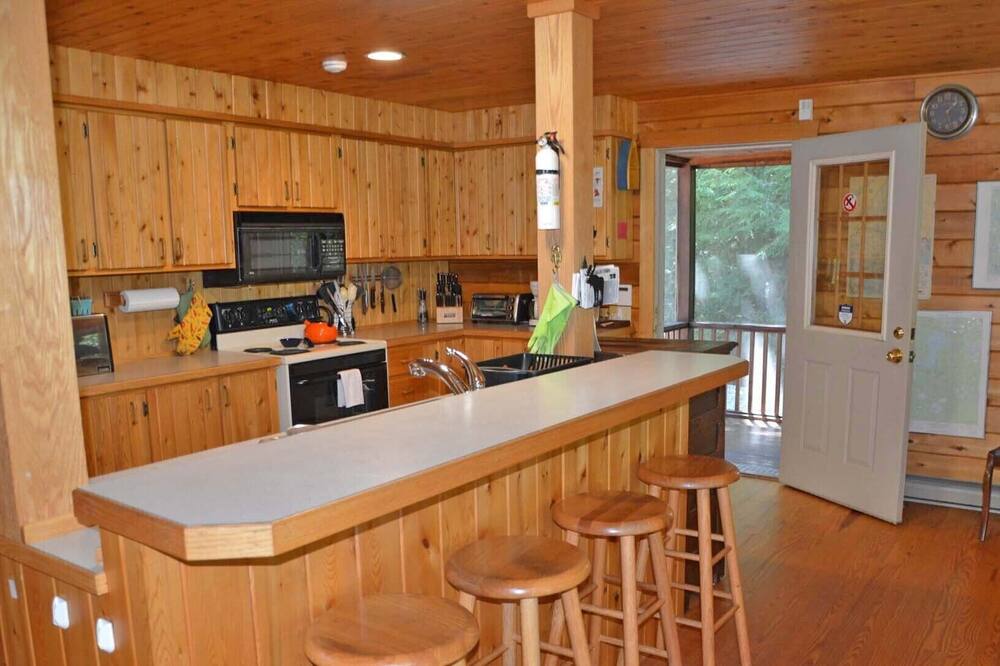 Taylor Camp: Lakeside Log Cabin On Tunk Lake - Rents By The Week (Sun To Sun) - Maine (State)