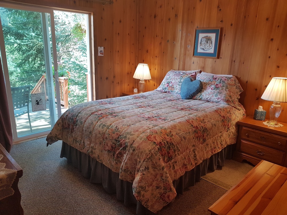 Private Awesome View Chalet - Hot Tub, Wi-fi, Cell -Alaska: Right Out The Window - Alaska